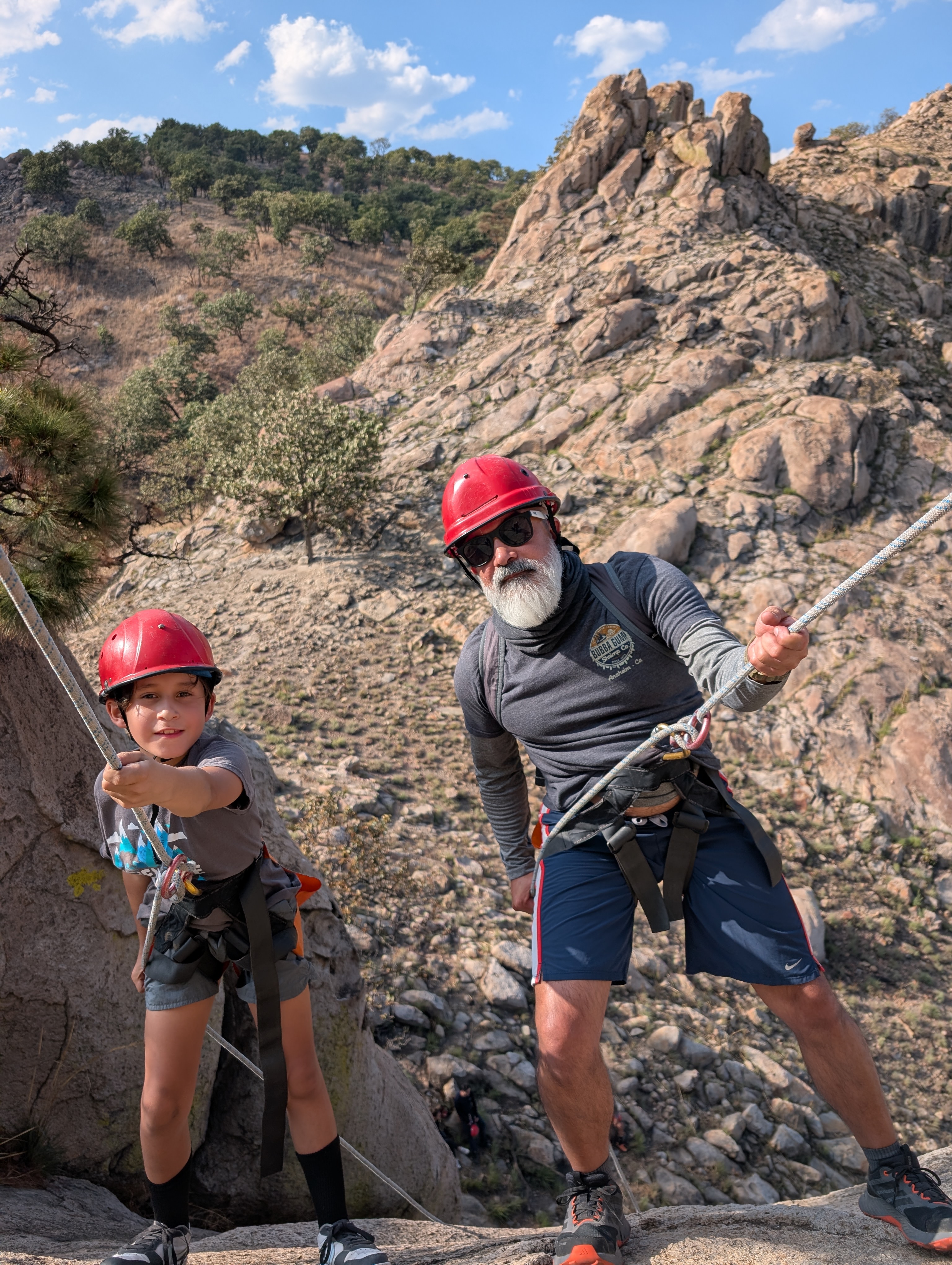 Instructor y participante en rappel